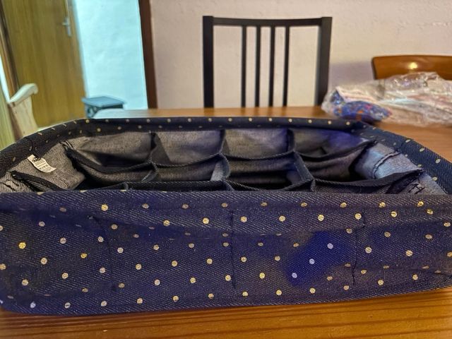 Organizador de tela con lunares dorados