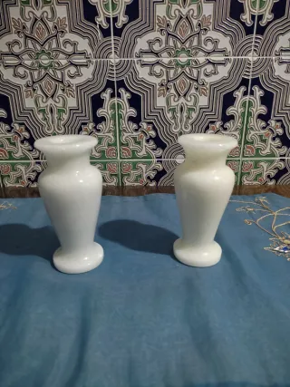 Piccoli vasi di marmo per cimitero