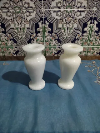 Piccoli vasi di marmo per cimitero