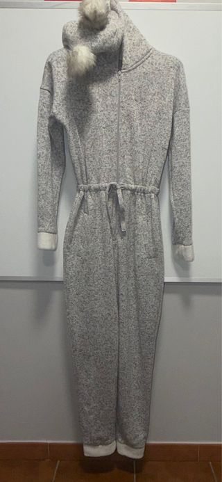 Mono pijama Oysho gris con pompón