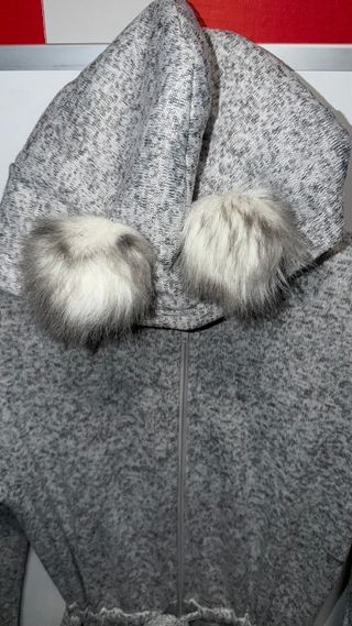 Mono pijama Oysho gris con pompón