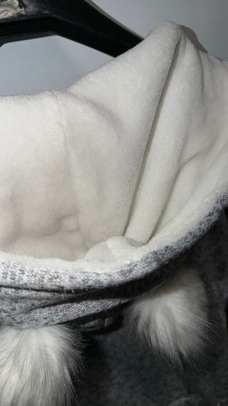 Mono pijama Oysho gris con pompón