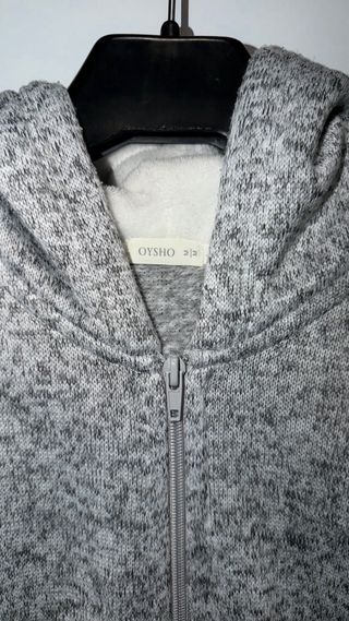 Mono pijama Oysho gris con pompón