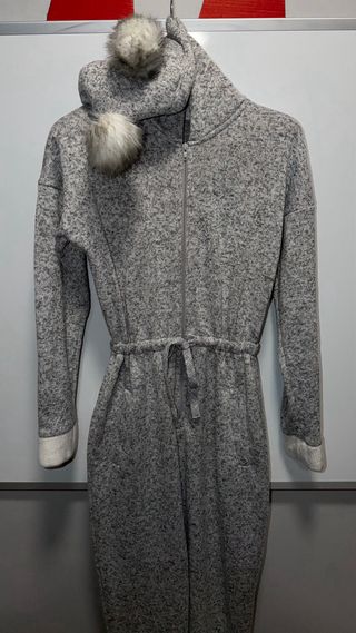Mono pijama Oysho gris con pompón