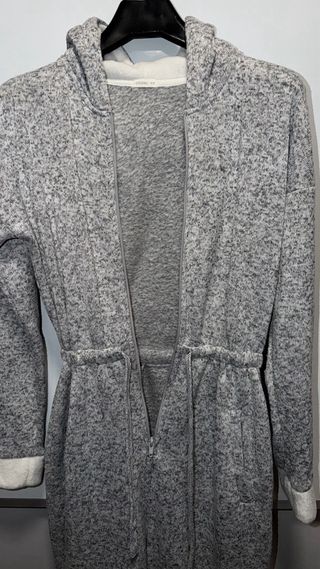 Mono pijama Oysho gris con pompón