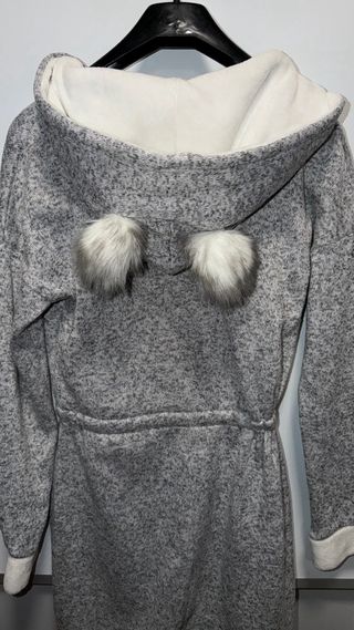 Mono pijama Oysho gris con pompón