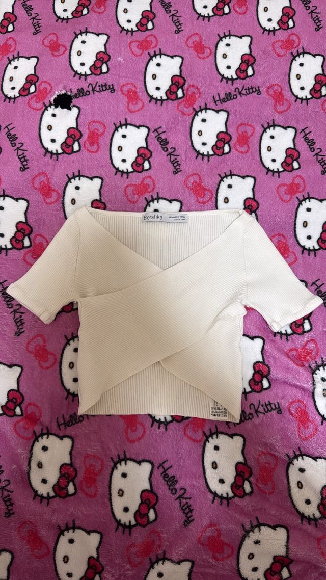 Camiseta Bershka blanca cruzada manga corta