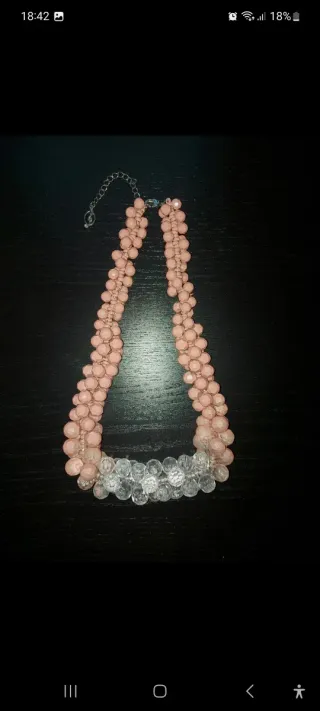 Collar de perlas rosas y transparentes