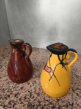 2 bottiglie di liquore in ceramica decorate