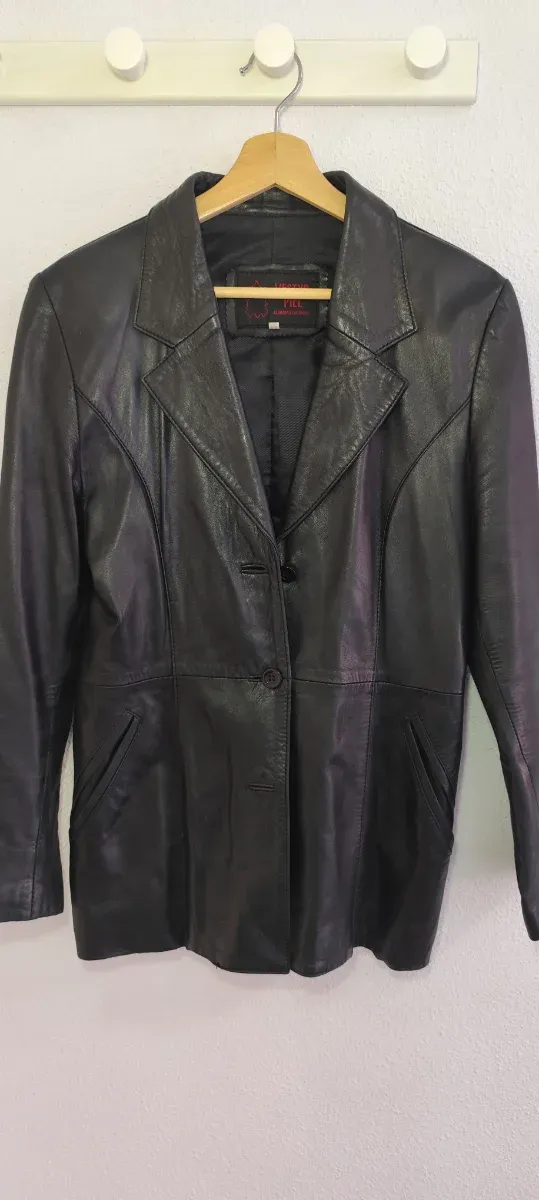 Chaqueta de piel negra talla 44 pero talla como 42