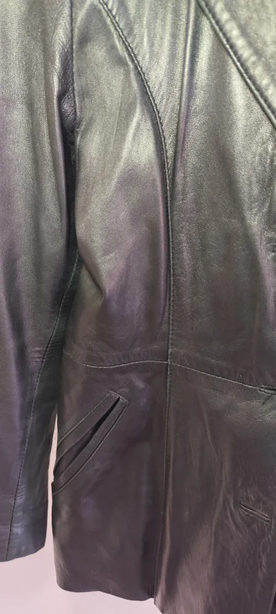 Chaqueta de piel negra talla 44 pero talla como 42