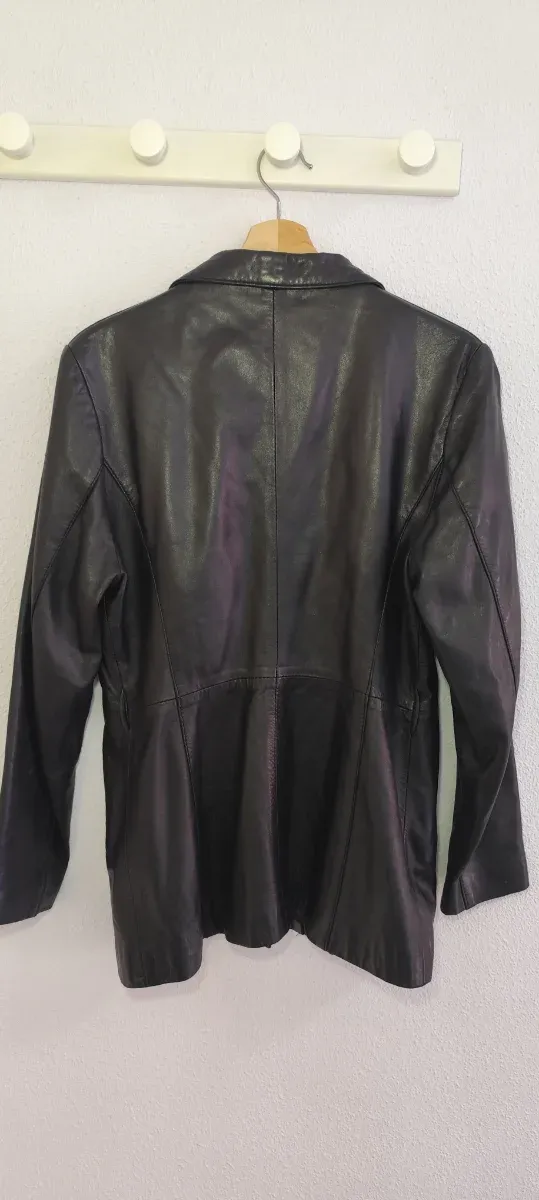 Chaqueta de piel negra talla 44 pero talla como 42
