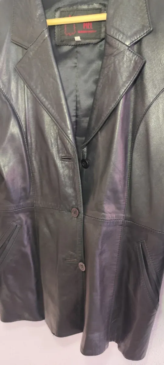 Chaqueta de piel negra talla 44 pero talla como 42