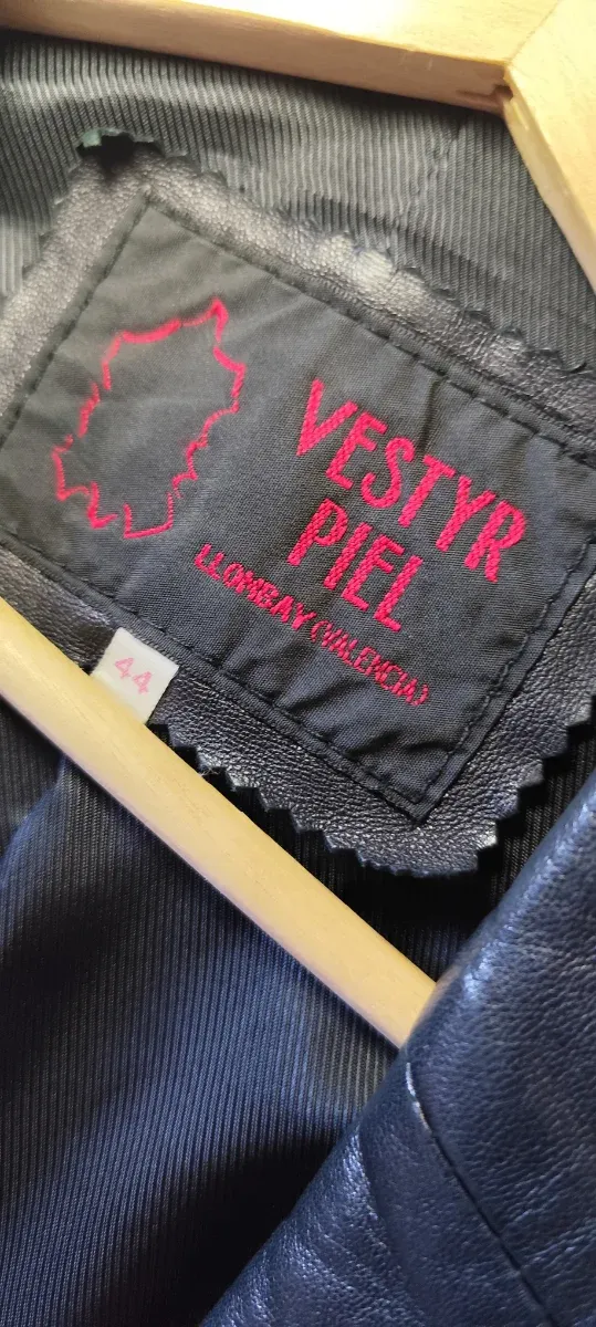Chaqueta de piel negra talla 44 pero talla como 42