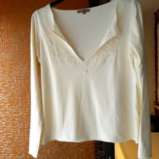 Camiseta bordada con etiqueta