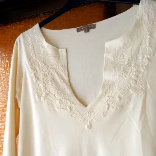 Camiseta bordada con etiqueta