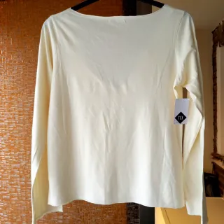 Camiseta bordada con etiqueta