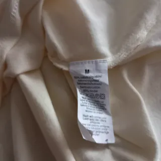 Camiseta bordada con etiqueta