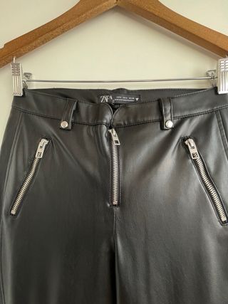 Pantalón efecto piel Zara