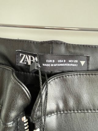 Pantalón efecto piel Zara