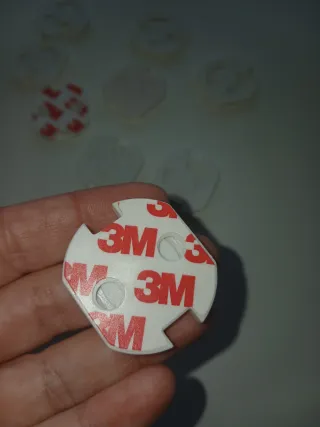 Protectores de enchufes blancos.