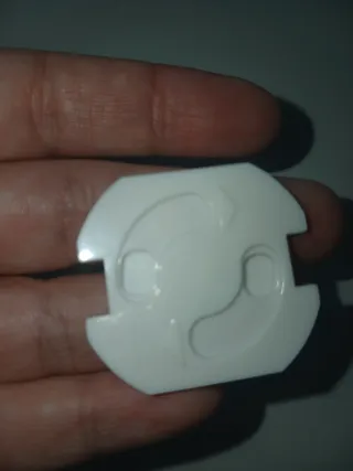 Protectores de enchufes blancos.