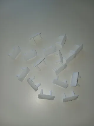 Protectores de enchufes blancos.