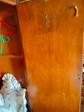 Armario vintage de madera con espejo tocador.