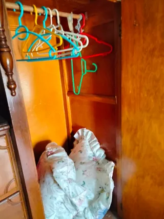 Armario vintage de madera con espejo tocador.