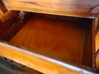 Armario vintage de madera con espejo tocador.