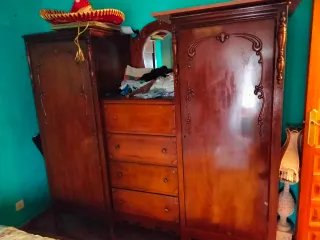 Armario vintage de madera con espejo tocador.