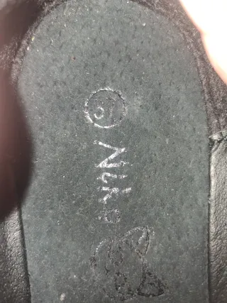 Zapatos negros con tiras multicolor