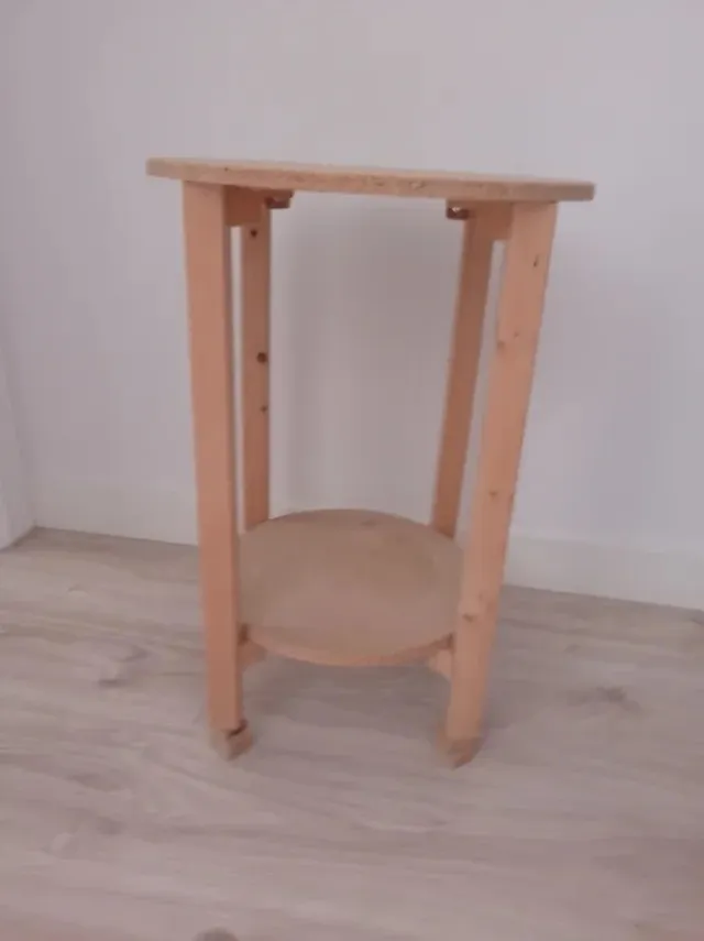 Mesita redonda de madera 0,40 diámetro 0,55 de alt