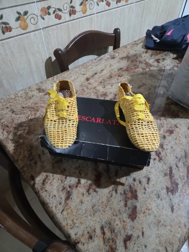 Zapatos mujer Escarlata amarillos