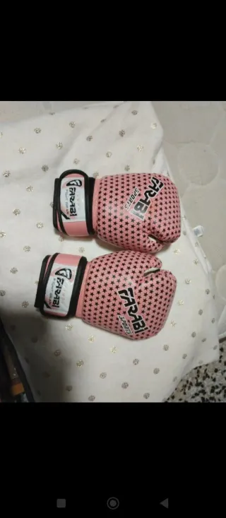 Guantes de boxeo rosas con estrellas.