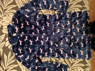 Bata de casa azul con estampado de perros