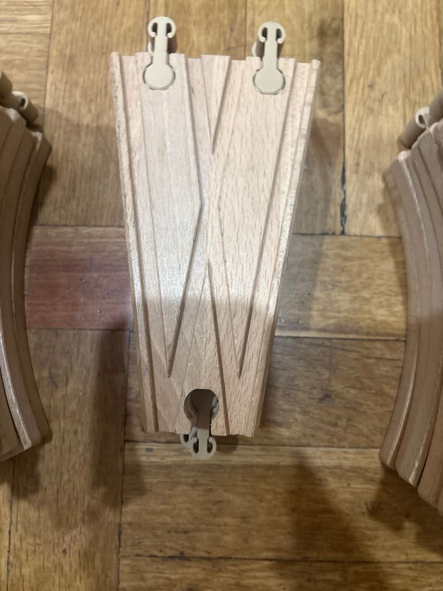 Tren de madera y vías