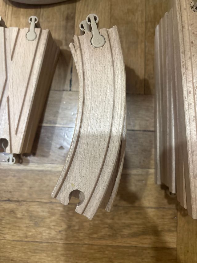 Tren de madera y vías