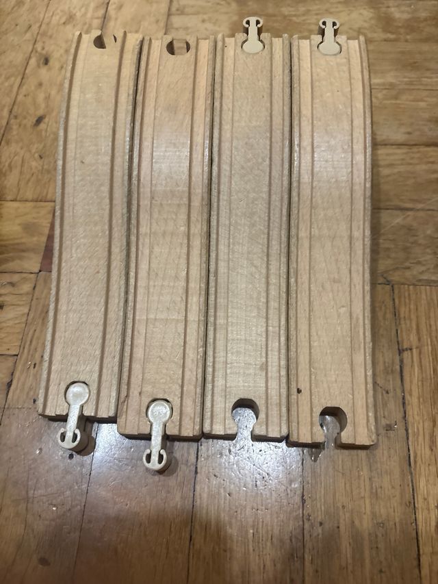 Tren de madera y vías