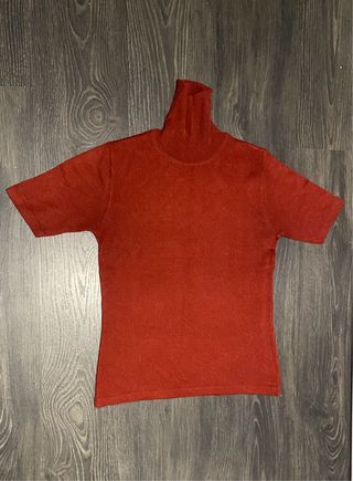 Camiseta cuello alto roja brillante