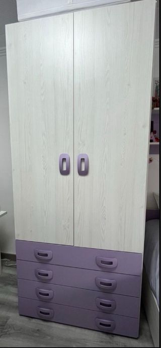 Armario blanco y morado con cajones