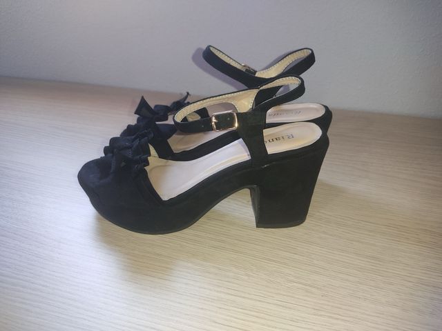 Tacones negros
