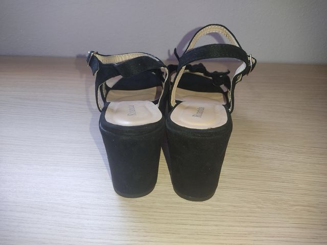 Tacones negros
