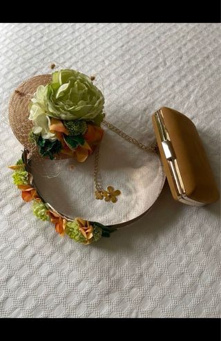 Canotier paja, cinturón metal y clutch boda