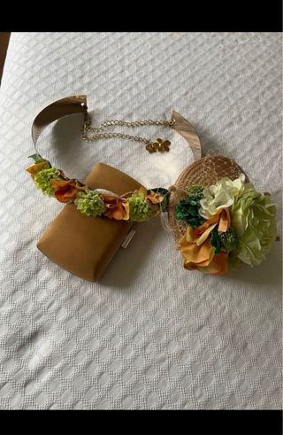 Canotier paja, cinturón metal y clutch boda