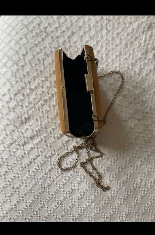 Canotier paja, cinturón metal y clutch boda