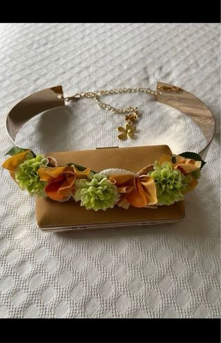 Canotier paja, cinturón metal y clutch boda