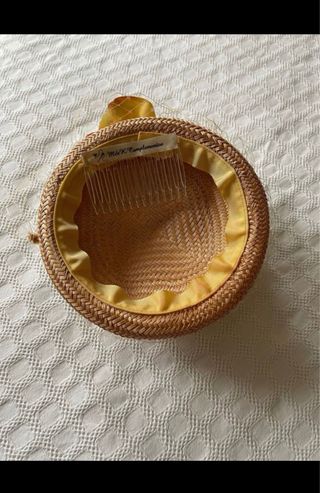 Canotier paja, cinturón metal y clutch boda