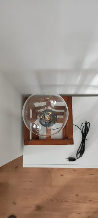 Lámpara de mesa de madera