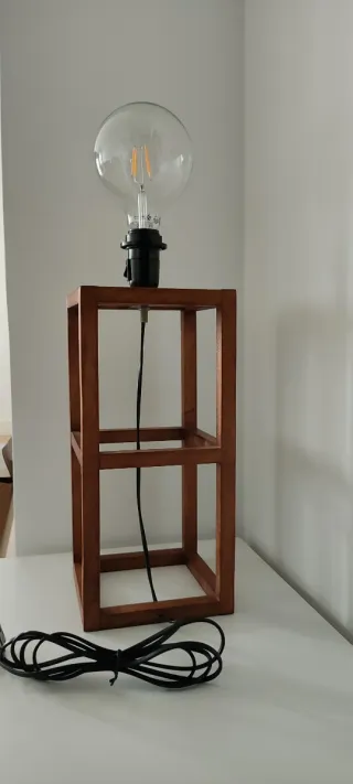 Lámpara de mesa de madera